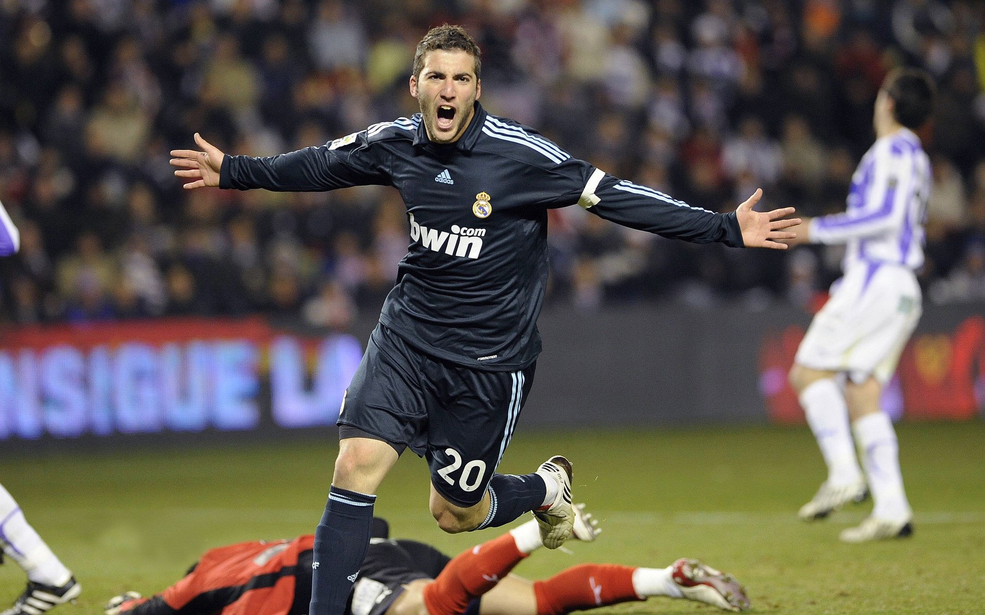 湖人队连战连捷，战绩逐步提升，湖人连败